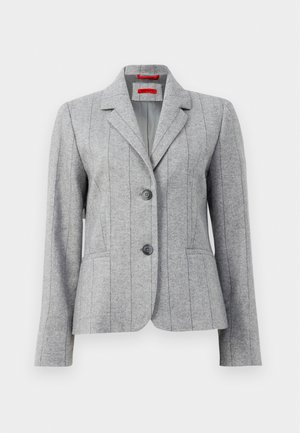 Szary wełniany blezer o dopasowanym kroju, w paski w pionie, z zapięciem na dwa guziki i bocznymi kieszeniami. Posiada klapowany kołnierz i gładką podszewkę.