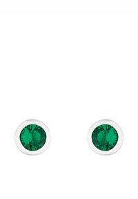 Ett par runda silverstuds som var och en har en fasetterad grön ädelsten i mitten mot en vit bakgrund.
