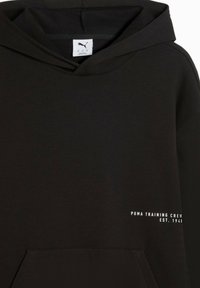 Sweat à capuche noir en tissu doux, avec une poche kangourou et un texte blanc indiquant "PUMA TRAINING CREW EST. 1948" sur le devant.