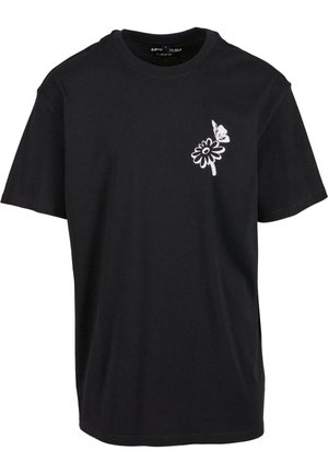 Črna bombažna majica s belim cvetličnim in metuljnim odtisom na levem prsnem delu. Klasičen kroj s kratkimi rokavi in okroglo ovratnikom.