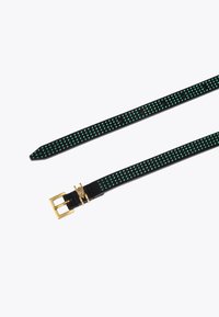 Czarny skórzany pasek ozdobiony zielonymi ćwiekami, z pozłacaną metalową klamrą i smukłym, wąskim designem. Końce zwężają się do punktu.