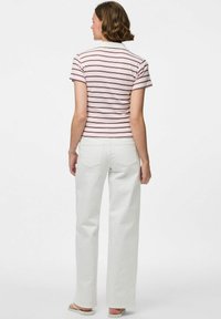 Raibs, īsām piedurknēm tops rozā un tumši brūnā krāsā, kombinēts ar baltām taisnām biksēm. Gluda auduma, piegulošas silueta.