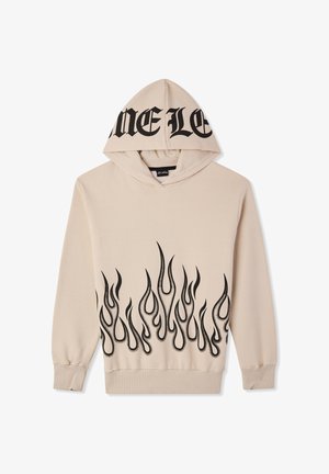 Beżowa bluza z kapturem z czarnym graficznym wzorem płomienia u dołu, z dużą czarną czcionką na kapturem. Wykonana z miękkiego, gładkiego materiału.
