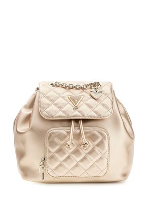 Sac à dos en similicuir matelassé beige avec poche avant zippée, fermeture à cordon et chaîne dorée avec un charme en forme de cœur et le logo de la marque.