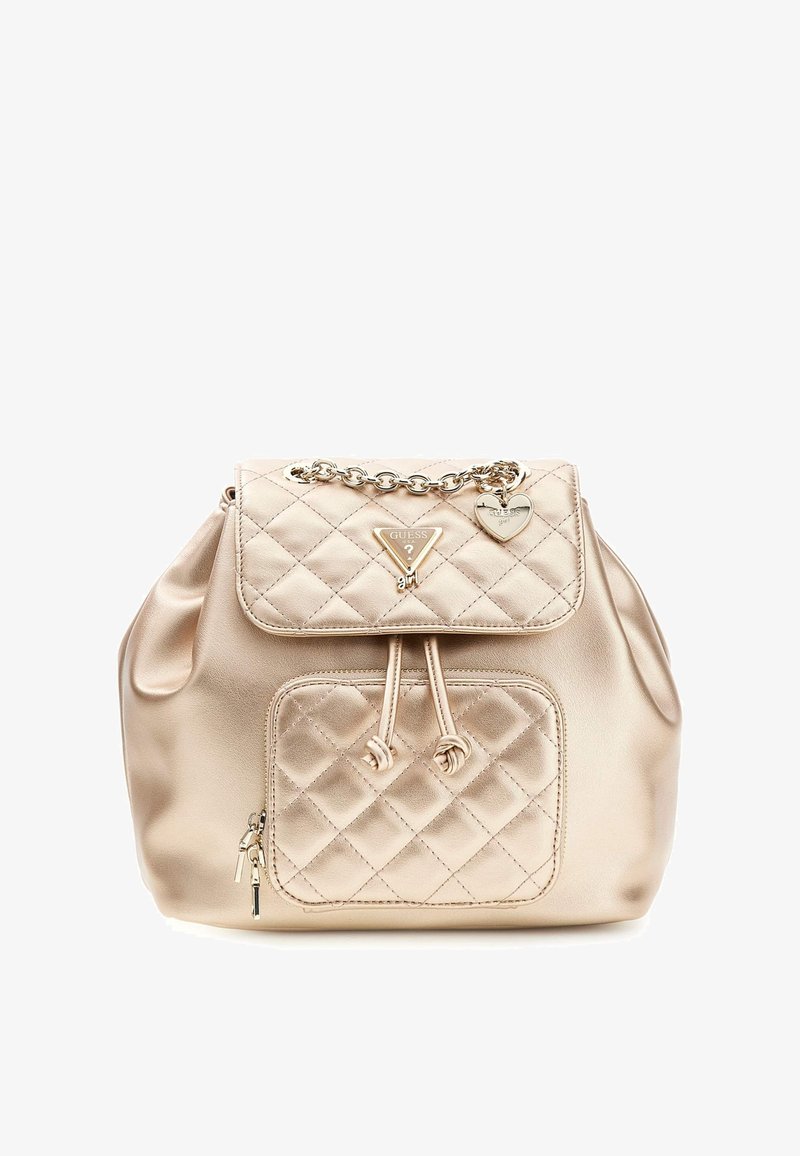 Mochila beige acolchada de cuero sintético con bolsillo delantero con cremallera, cierre con cordón y cadena dorada con colgante en forma de corazón y logotipo de la marca.