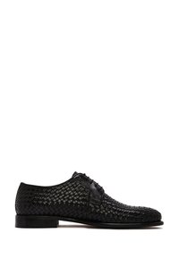 Chaussures en cuir tressé noires avec un embout arrondi, un laçage à l'avant et un petit talon empilé. Surface texturée avec des détails en motif géométrique.