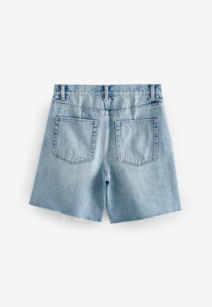 Lichtblauwe denim shorts met een ruwe zoom, twee achterzakken en broekriemlussen. Het materiaal lijkt stevig met een gladde textuur.