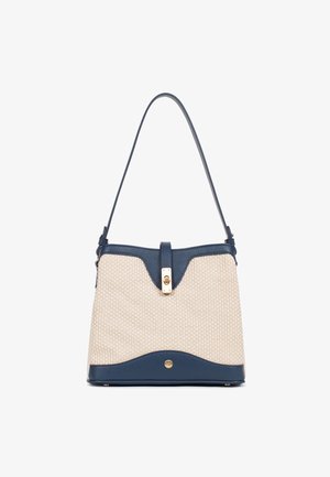 Borsa a tracolla beige intrecciata con dettagli in pelle blu navy, forma strutturata, manico corto e hardware dorato sulla chiusura.