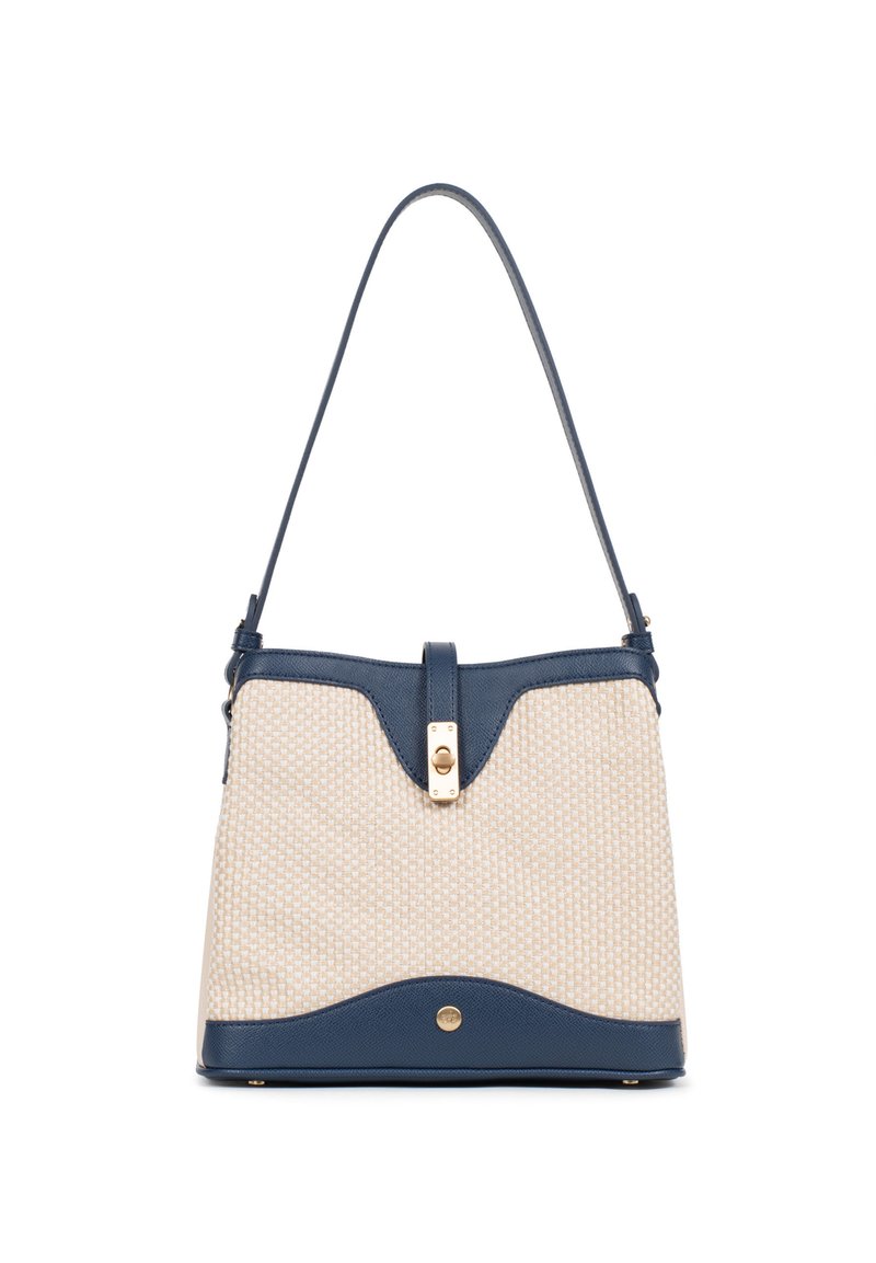 Borsa a tracolla beige intrecciata con dettagli in pelle blu navy, forma strutturata, manico corto e hardware dorato sulla chiusura.