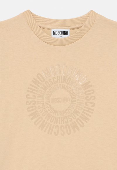 Μπεζ φούτερ Moschino Kid με στρογγυλή λαιμόκοψη και κυκλικό ανάγλυφο μοτίβο λογότυπου Moschino στο στήθος.