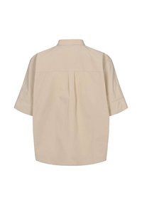 Chemise beige à manches courtes avec un pli dans le dos et un col droit, vue de dos sur un fond blanc uni.