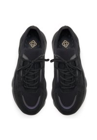Schwarze Sneaker mit einem strukturierten Obermaterial, ausgestattet mit Schnürsenkeln und dezenten lila Akzenten. Die Sohle ist klobig und hat ein modernes Design. Goldenes Logo im Inneren.