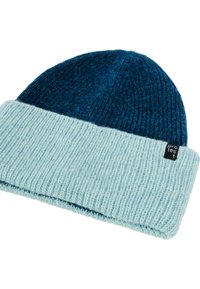Beanie a maglia bicolore con parte superiore blu scuro e risvolto blu chiaro, con un piccolo etichetta nera sul lato del risvolto.