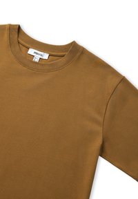 Braunes Baumwoll-T-Shirt mit Rundhalsausschnitt und kurzen Ärmeln. Glatte Textur und dezenter Stretch. Das Etikett innen zeigt die Größeninformationen.