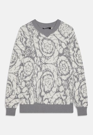 Svetlo sivi pulover s cvetličnim vzorcem v off-white barvi. Oblika z V-izrezom, rebrasti manšeti in rob ter mehak pleteni material.