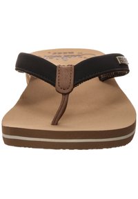 Svart tanga sandal med en brun detalj ved tærne, med en imiteret læderrem, beige fodseng og mørkebrun sål med hvid stripe.