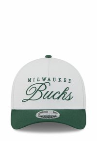 Milwaukee Bucks Cap mit einer weißen Stoffkrone, grünem Schild, gesticktem Teamnamen in grüner Schrift und 9FORTY M-CROWN verstellbarem Design.