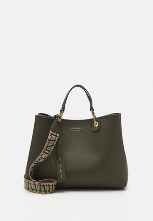 Olijfgroene grote tote bag van textielmateriaal, met gouden hardware, dubbele handvatten en een gestreepte afneembare schouderband.