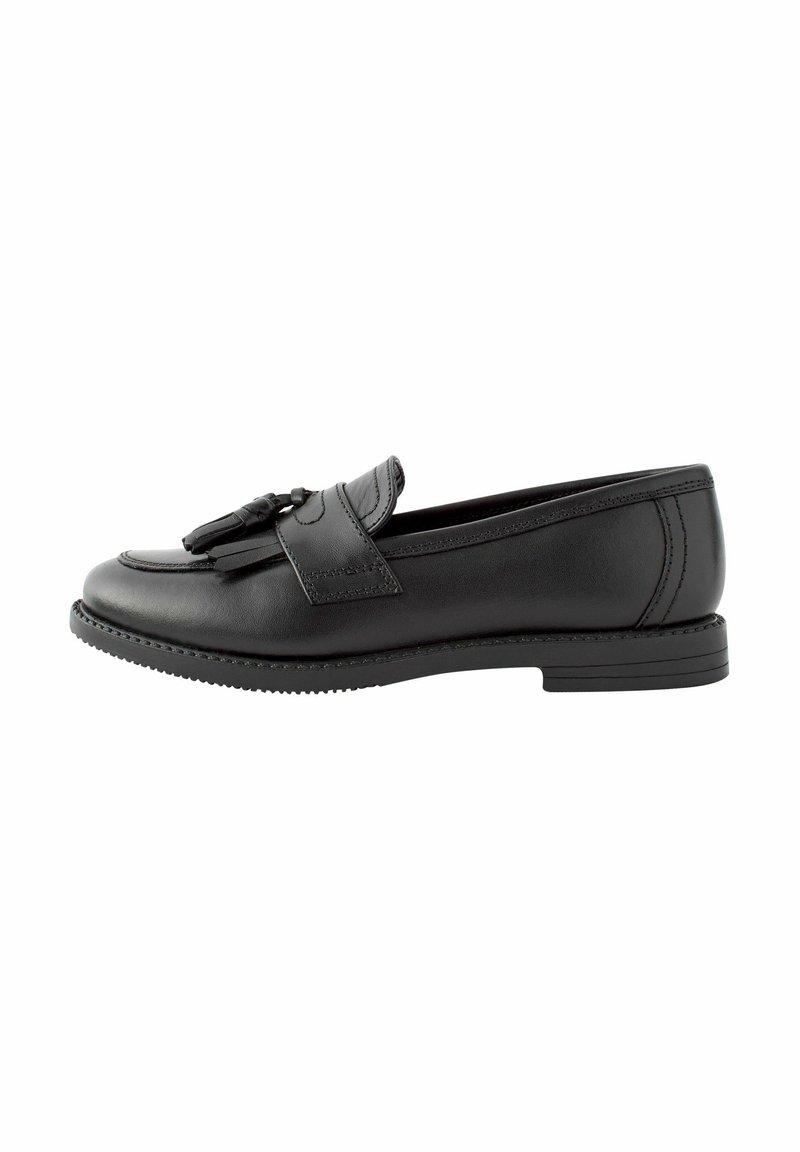 Mocassins en cuir noir avec un bout arrondi, accent de gland décoratif, petit talon, et détails cousus le long du dessus et de la semelle.