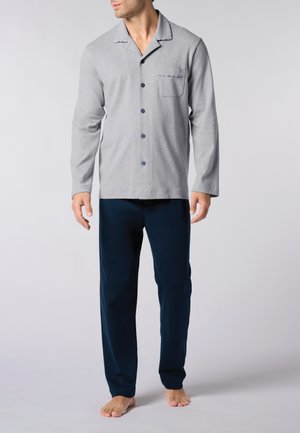 Maglietta da pigiama grigia a maniche lunghe con dettagli e bottoni blu navy, abbinata a pantaloni blu navy opachi, realizzata in un tessuto morbido per garantire comfort.
