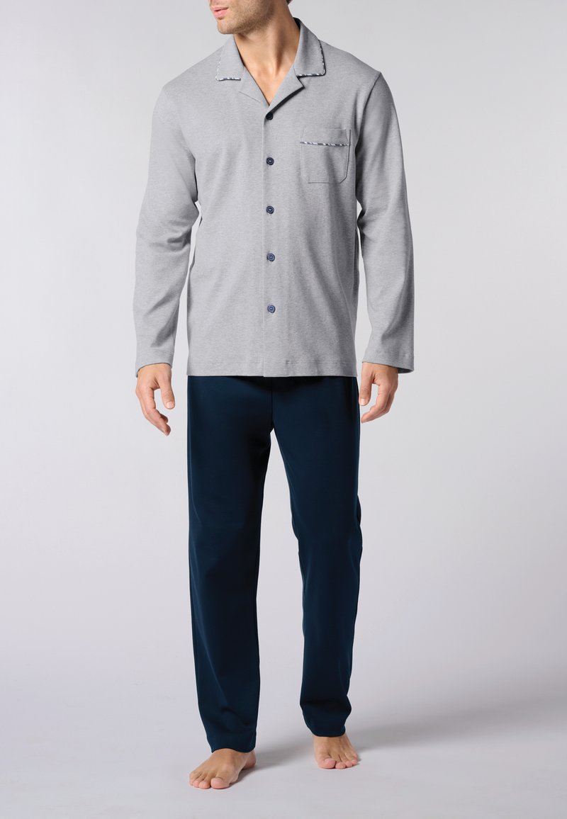 Maglietta da pigiama grigia a maniche lunghe con dettagli e bottoni blu navy, abbinata a pantaloni blu navy opachi, realizzata in un tessuto morbido per garantire comfort.