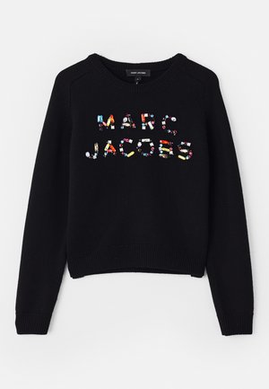 Crni pleteni pulover s rebrastim rubom i okruglim izrezom. "MARJACOBS" u višebojnim, dragulj-toniranim ukrasima na prednjem dijelu.