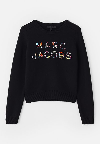 Pulover tricotat negru cu tiv ribbit și guler rotund. "MARJACOBS" în strasuri multicolore, cu tonuri de bijuterii, pe față.