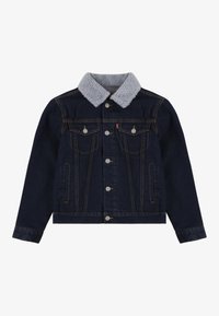 Giacca in denim blu scuro con colletto in finta pelliccia grigia, chiusura a bottoni, due tasche sul petto e tasche laterali. Dettagli di cucitura a contrasto.