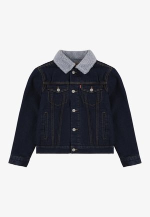 Donkerblauwe spijkerjack met een grijze faux schapenvacht kraag, knoopsluitingen, twee borstzakken en zijzakken. Contrasterende stiknaad.