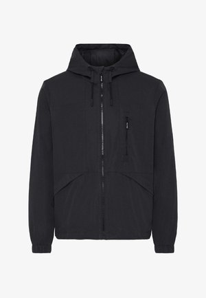 Črna jopica s kapuco in sprednjim zadrgo, žepom na prsih z zadrgo, kapuco z vrvico in elastičnimi manšetami, prikazana na beli podlagi.