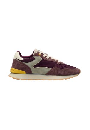 Low-top sneaker in bordeaux, grijs en beige met witte veters en een geel accent op de hiel, gezien van opzij.