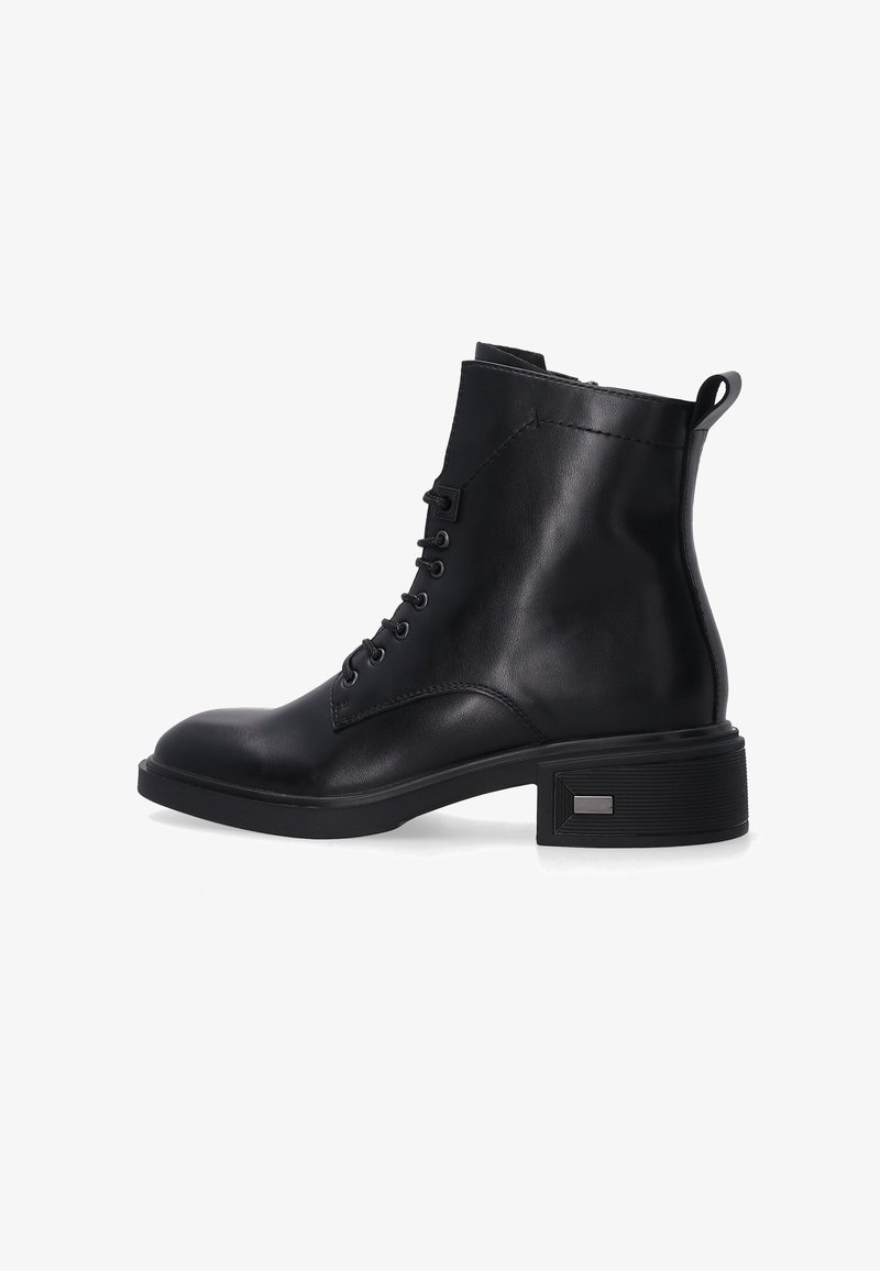Czarne skórzane botki za kostkę z okrągłym noskiem, sznurowanym przodem i niskim, warstwowym obcasem. Posiadają pętelkę z tyłu oraz teksturowane detale po bokach.