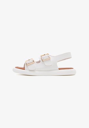 Sandalo bianco con due fibbie regolabili, design con punta aperta e sottopiede imbottito marrone, dotato di suola in gomma bianca e fascetta posteriore.