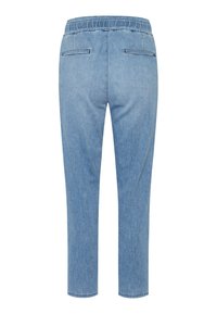 Pantalons jogger en denim bleu clair avec une taille élastique, deux poches arrière et une jambe fuselée, présentant une texture douce.