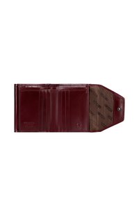 Portafoglio in pelle bordeaux con più scomparti per carte, texture liscia e chiusura a pressione, caratterizzato da una fodera interna con un motivo a logo.