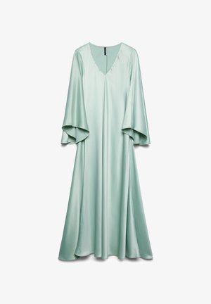 Abito midi in raso verde chiaro con scollo a V e ampie maniche lunghe a campana, vestibilità fluida e morbida.