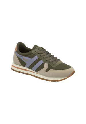 Scarpa sportiva verde oliva realizzata in materiali scamosciati e tessili, con strisce viola chiaro, un accento di tacco marrone e una suola in gomma bianca.