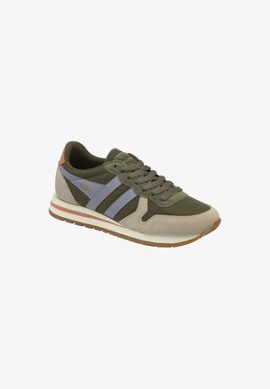 Scarpa sportiva verde oliva realizzata in materiali scamosciati e tessili, con strisce viola chiaro, un accento di tacco marrone e una suola in gomma bianca.