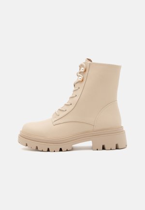 Kotníkové boty na platformě - off-white