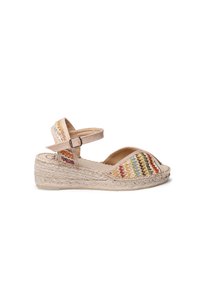 Sandal espadrille beiges dengan bagian atas kain anyaman yang menampilkan pola zigzag multicolor, tali pergelangan kaki yang dapat disesuaikan, dan sol wedge yang dibalut jute.