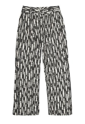 Zwarte broek met wijde pijpen en onregelmatige verticale witte strepen, met knopen en riemlussen in de taille, en zijzakken.