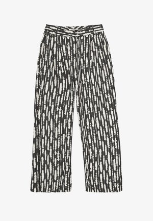 Zwarte broek met wijde pijpen en onregelmatige verticale witte strepen, met knopen en riemlussen in de taille, en zijzakken.