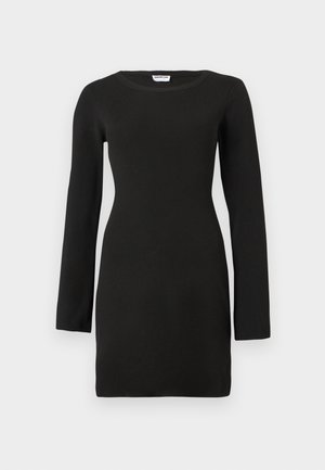 Čierne dlhé šaty s dlhým rukávom vyrobené z rebrovanej látky, s okrúhlym výstrihom a priliehavou siluetou, končiace nad kolenami.