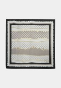 Foulard carré présentant un mélange de couleurs gris, blanc et noir, avec des motifs de chaînes dorées et une bordure logotypée. Fabriqué en tissu léger.