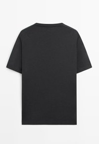 T-shirt noir uni à manches courtes avec col rond, vu de dos sur fond blanc.