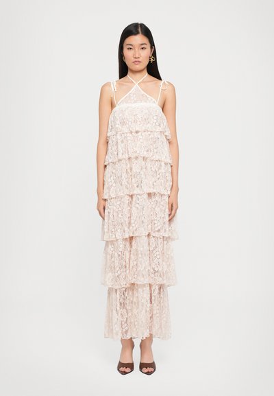 Spitzenkleid in zartem Rosa, mit geschichteten Rüschen, verstellbaren Schulterbändern und floralen Mustern. Mittellang mit einer fließenden Silhouette.