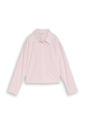 Lichtroze en witte verticaal gestreepte blouse met lange mouwen, knopen en een kraag, vlak uitgespreid op een witte achtergrond.