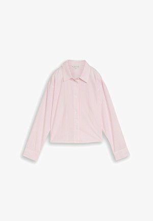 Hellrosa-weiß vertikal gestreiftes langärmeliges Hemd mit Knöpfen und Kragen, flach auf weißem Hintergrund präsentiert.