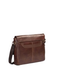 Borsa a tracolla in pelle marrone con finitura liscia, patta frontale e tracolla removibile. Presenta una tasca con zip e cuciture a contrasto.
