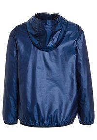 Käytännöllinen tummansininen kevyt takki, jossa on huppu, joustavat hihansuut ja helma. Sileä, kiiltävä materiaali. Ei näkyviä logoja tai kuvioita. Takakuvassa.